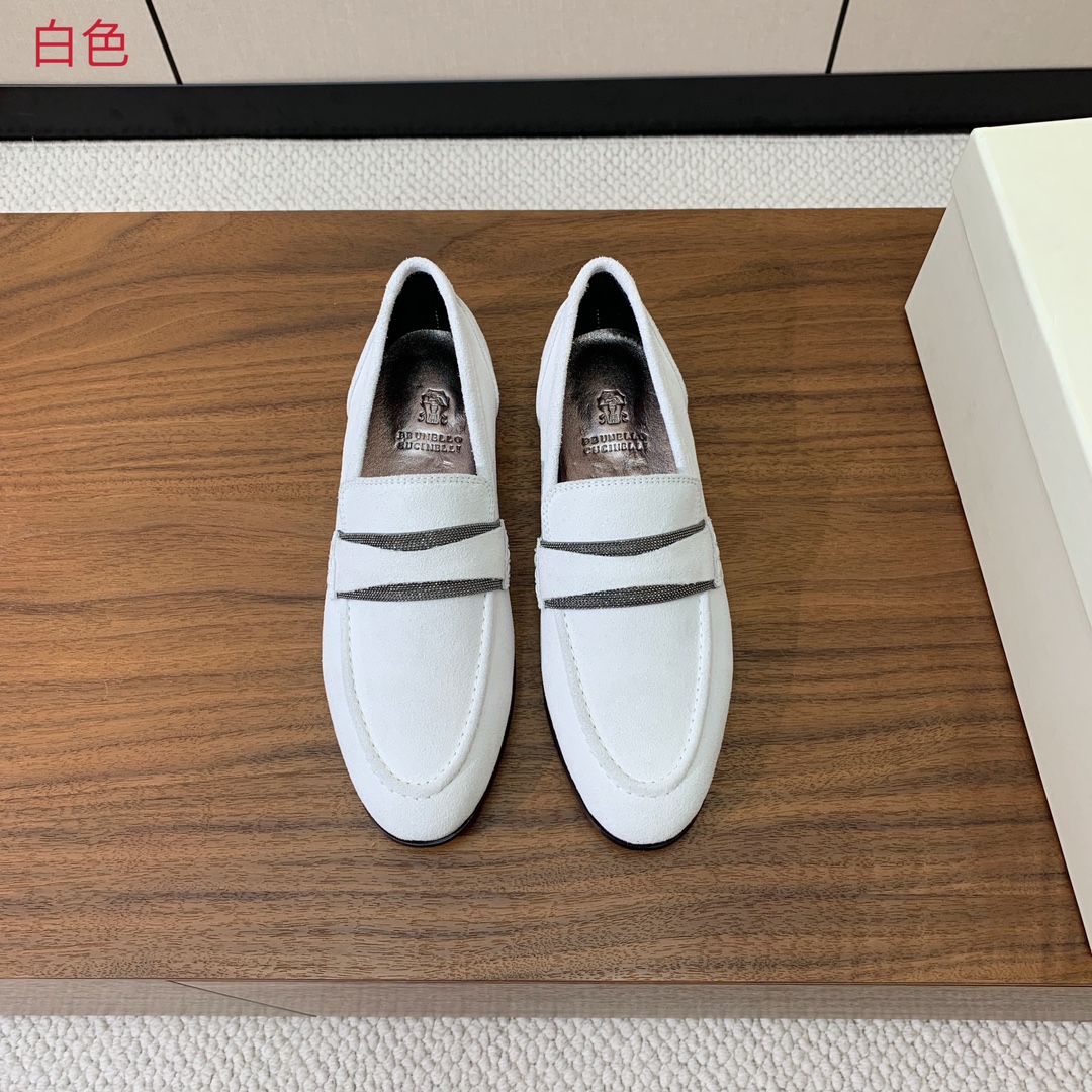 【Brunell* Cucinell*】新款乐福鞋。鞋面采用进口牛绒和牛皮。纯手工串联珠链配饰！羊皮内里
