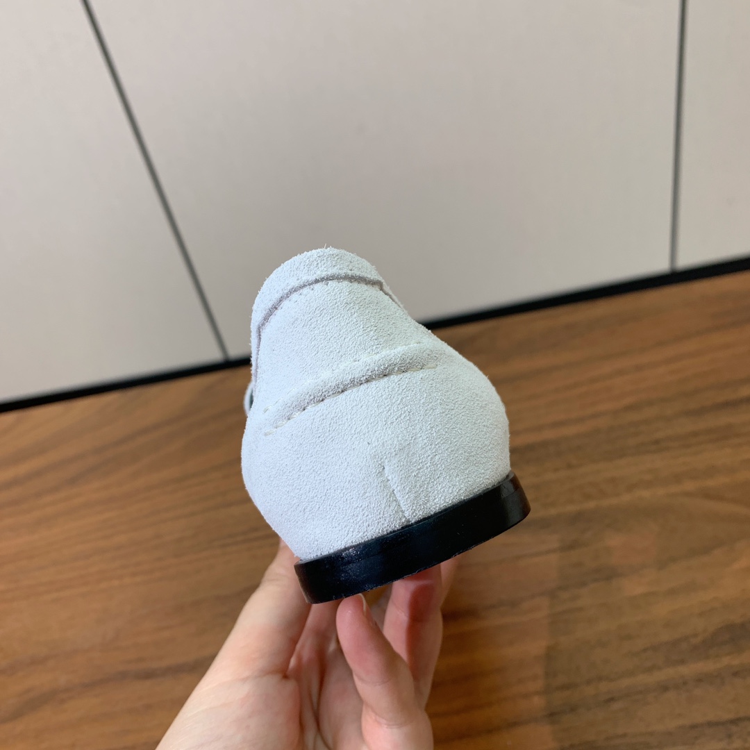 【Brunell* Cucinell*】新款乐福鞋。鞋面采用进口牛绒和牛皮。纯手工串联珠链配饰！羊皮内里