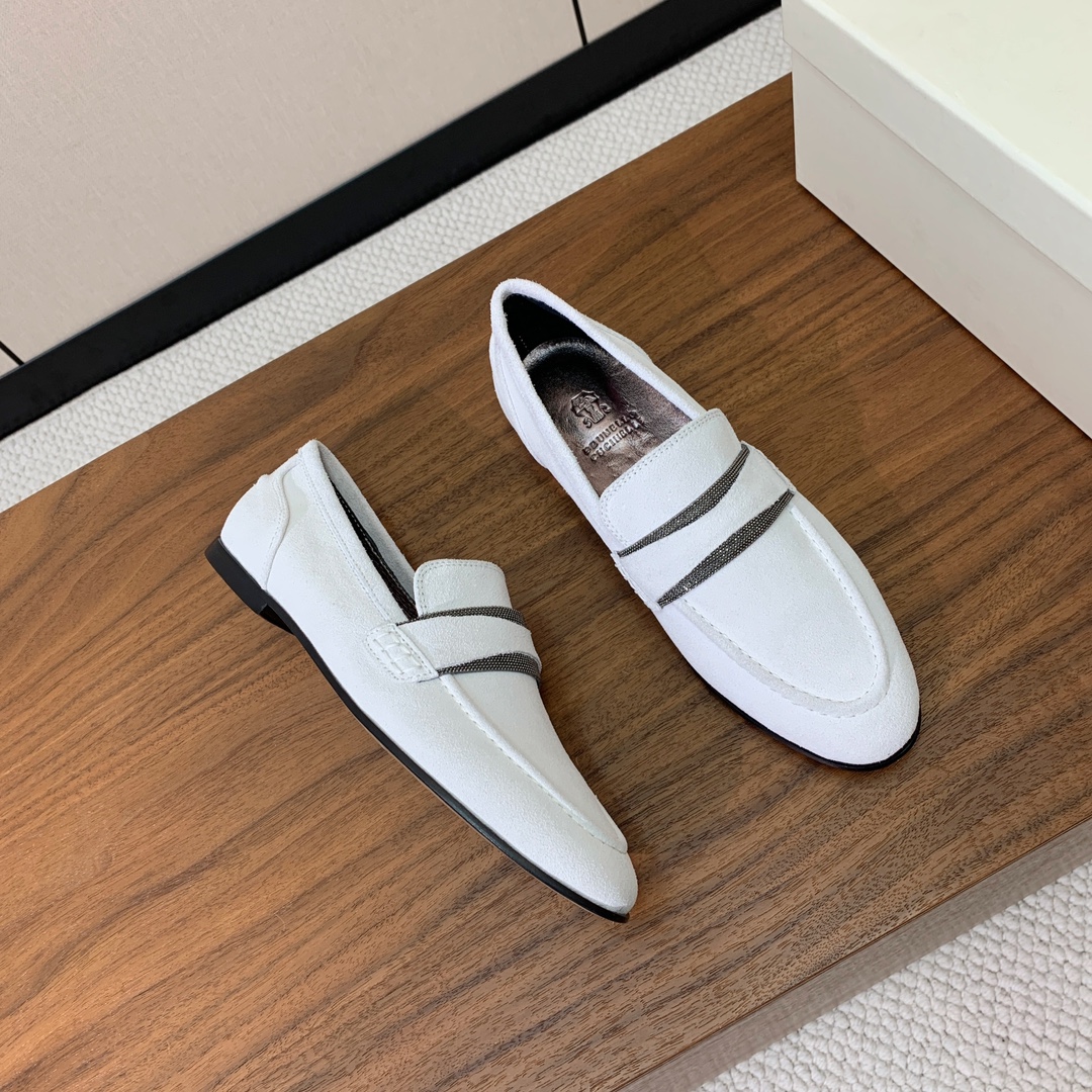【Brunell* Cucinell*】新款乐福鞋。鞋面采用进口牛绒和牛皮。纯手工串联珠链配饰！羊皮内里