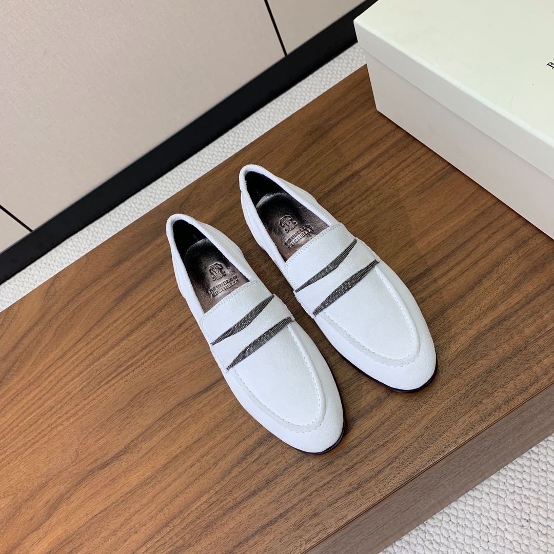 【Brunell* Cucinell*】新款乐福鞋。鞋面采用进口牛绒和牛皮。纯手工串联珠链配饰！羊皮内里
