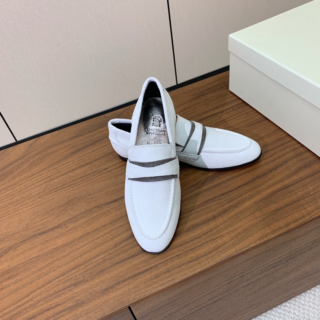 【Brunell* Cucinell*】新款乐福鞋。鞋面采用进口牛绒和牛皮。纯手工串联珠链配饰！羊皮内里