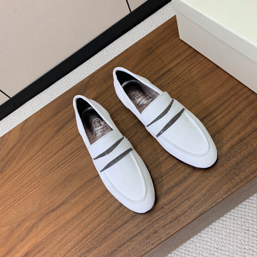 【Brunell* Cucinell*】新款乐福鞋。鞋面采用进口牛绒和牛皮。纯手工串联珠链配饰！羊皮内里