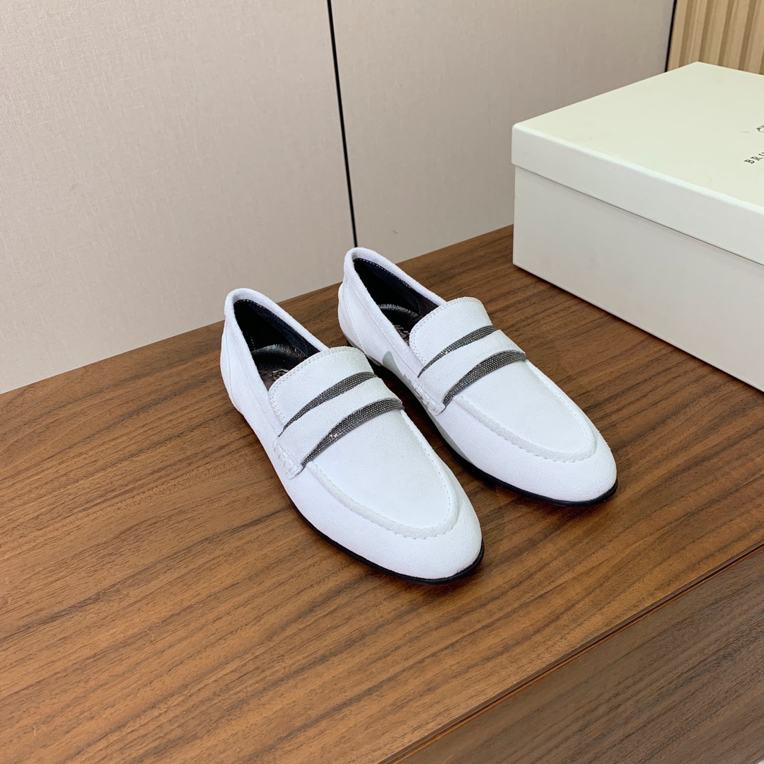 【Brunell* Cucinell*】新款乐福鞋。鞋面采用进口牛绒和牛皮。纯手工串联珠链配饰！羊皮内里