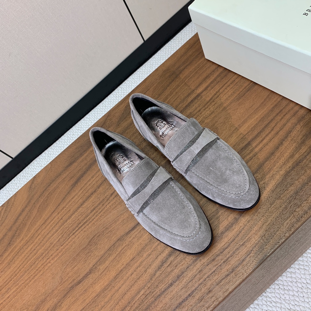 【Brunell* Cucinell*】新款乐福鞋。鞋面采用进口牛绒和牛皮。纯手工串联珠链配饰！羊皮内里
