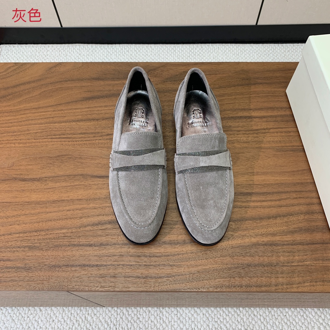 【Brunell* Cucinell*】新款乐福鞋。鞋面采用进口牛绒和牛皮。纯手工串联珠链配饰！羊皮内里