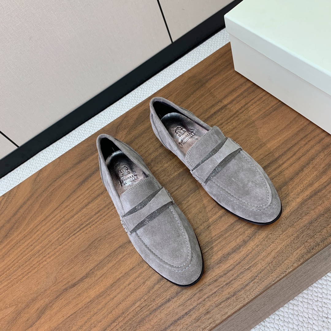 【Brunell* Cucinell*】新款乐福鞋。鞋面采用进口牛绒和牛皮。纯手工串联珠链配饰！羊皮内里