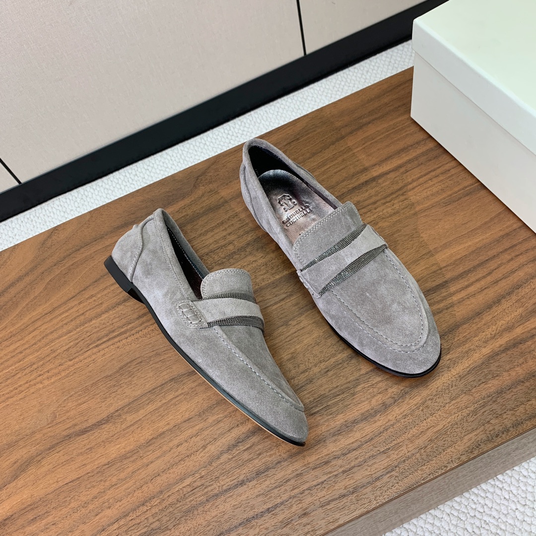 【Brunell* Cucinell*】新款乐福鞋。鞋面采用进口牛绒和牛皮。纯手工串联珠链配饰！羊皮内里