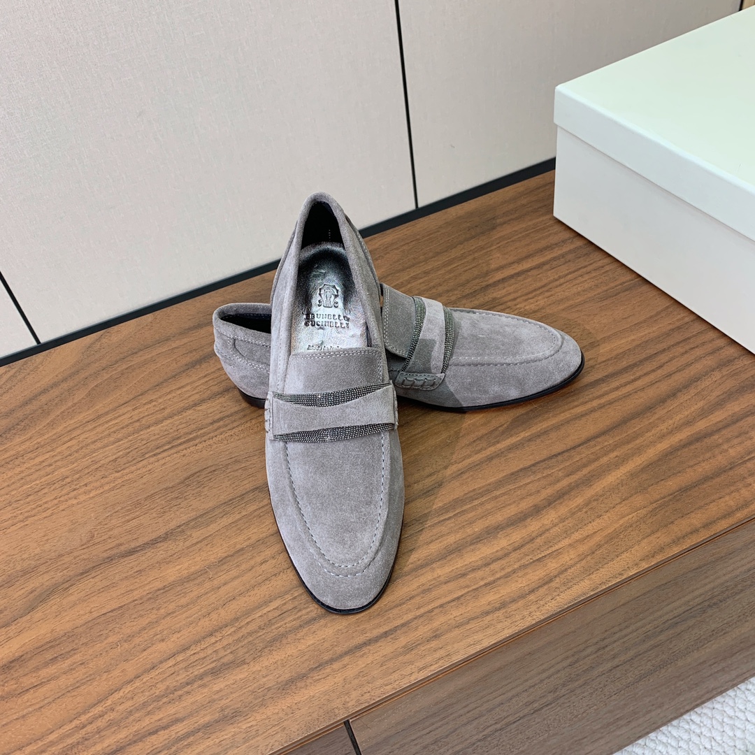 【Brunell* Cucinell*】新款乐福鞋。鞋面采用进口牛绒和牛皮。纯手工串联珠链配饰！羊皮内里