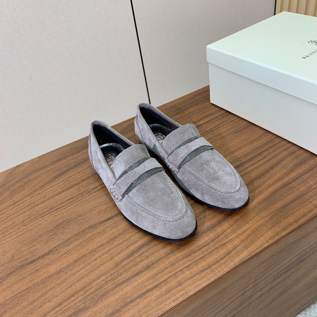【Brunell* Cucinell*】新款乐福鞋。鞋面采用进口牛绒和牛皮。纯手工串联珠链配饰！羊皮内里