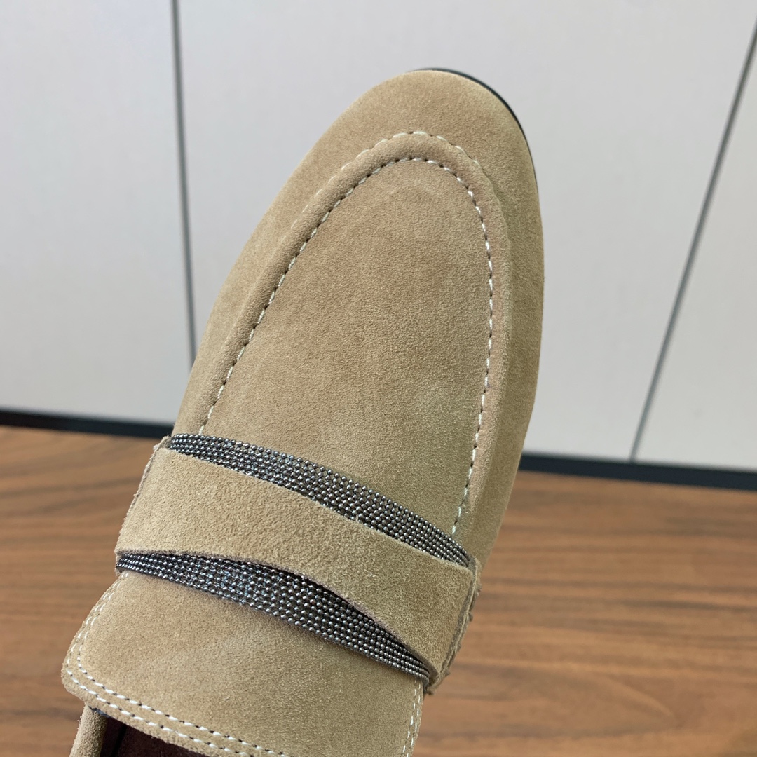 【Brunell* Cucinell*】新款乐福鞋。鞋面采用进口牛绒和牛皮。纯手工串联珠链配饰！羊皮内里