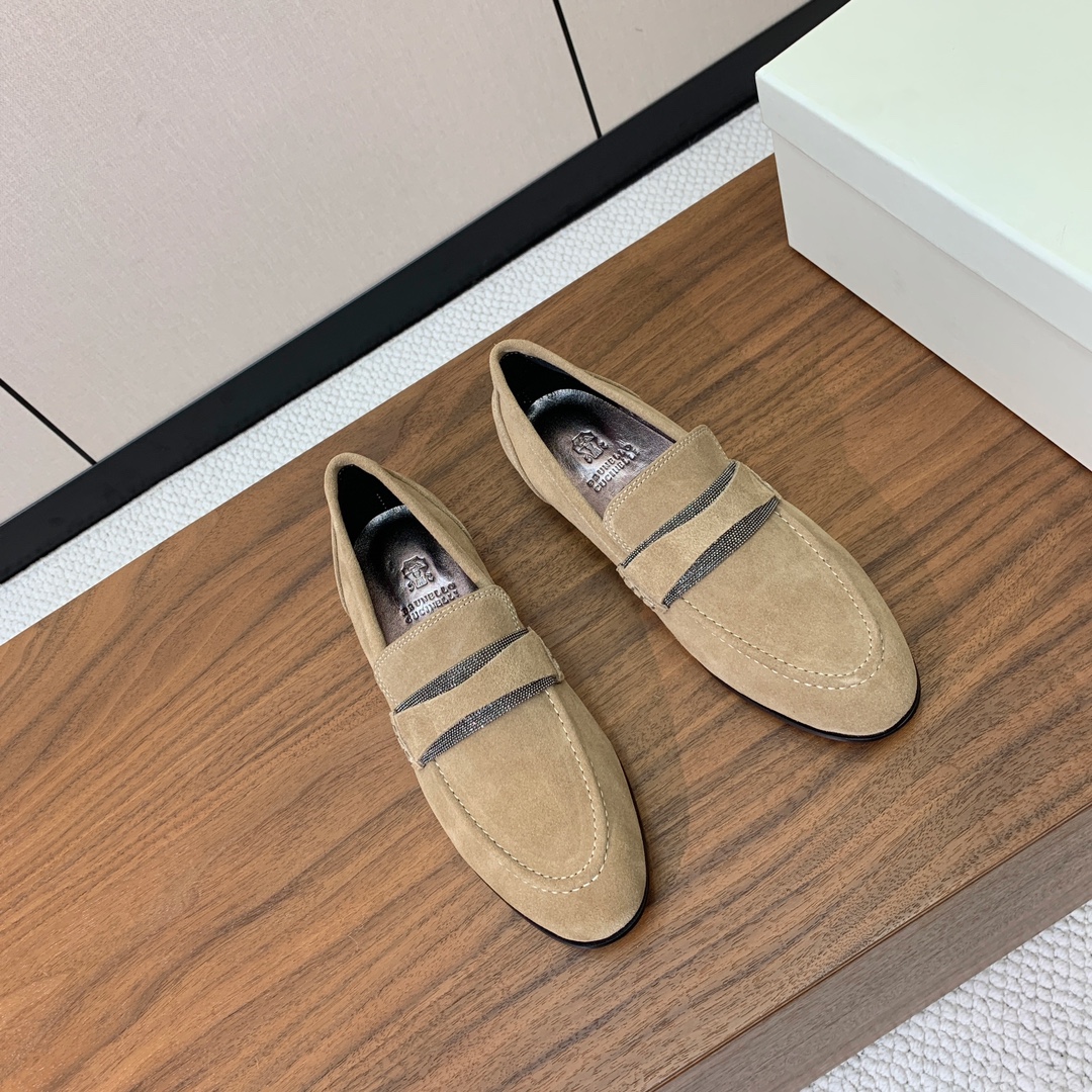 【Brunell* Cucinell*】新款乐福鞋。鞋面采用进口牛绒和牛皮。纯手工串联珠链配饰！羊皮内里