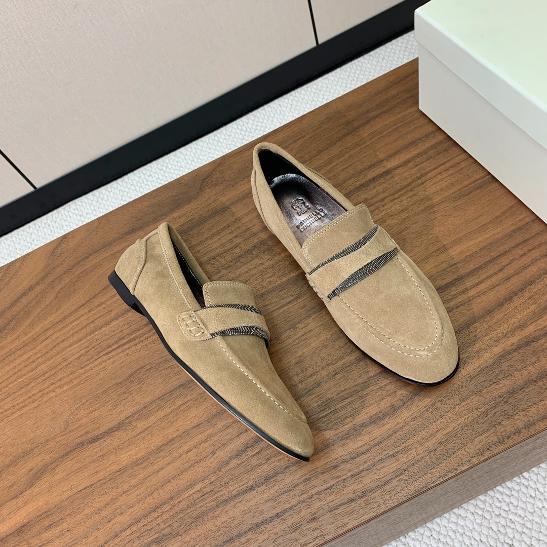 【Brunell* Cucinell*】新款乐福鞋。鞋面采用进口牛绒和牛皮。纯手工串联珠链配饰！羊皮内里