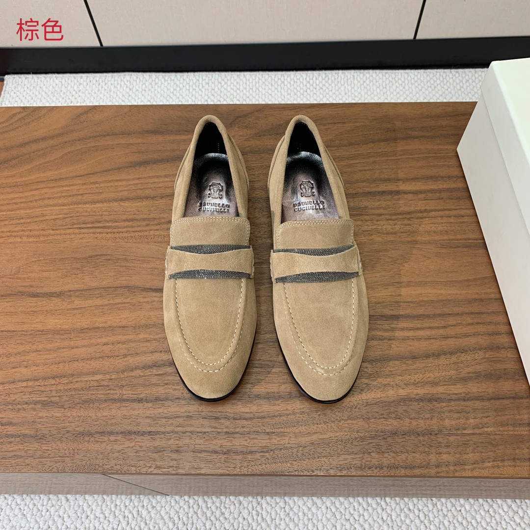 【Brunell* Cucinell*】新款乐福鞋。鞋面采用进口牛绒和牛皮。纯手工串联珠链配饰！羊皮内里
