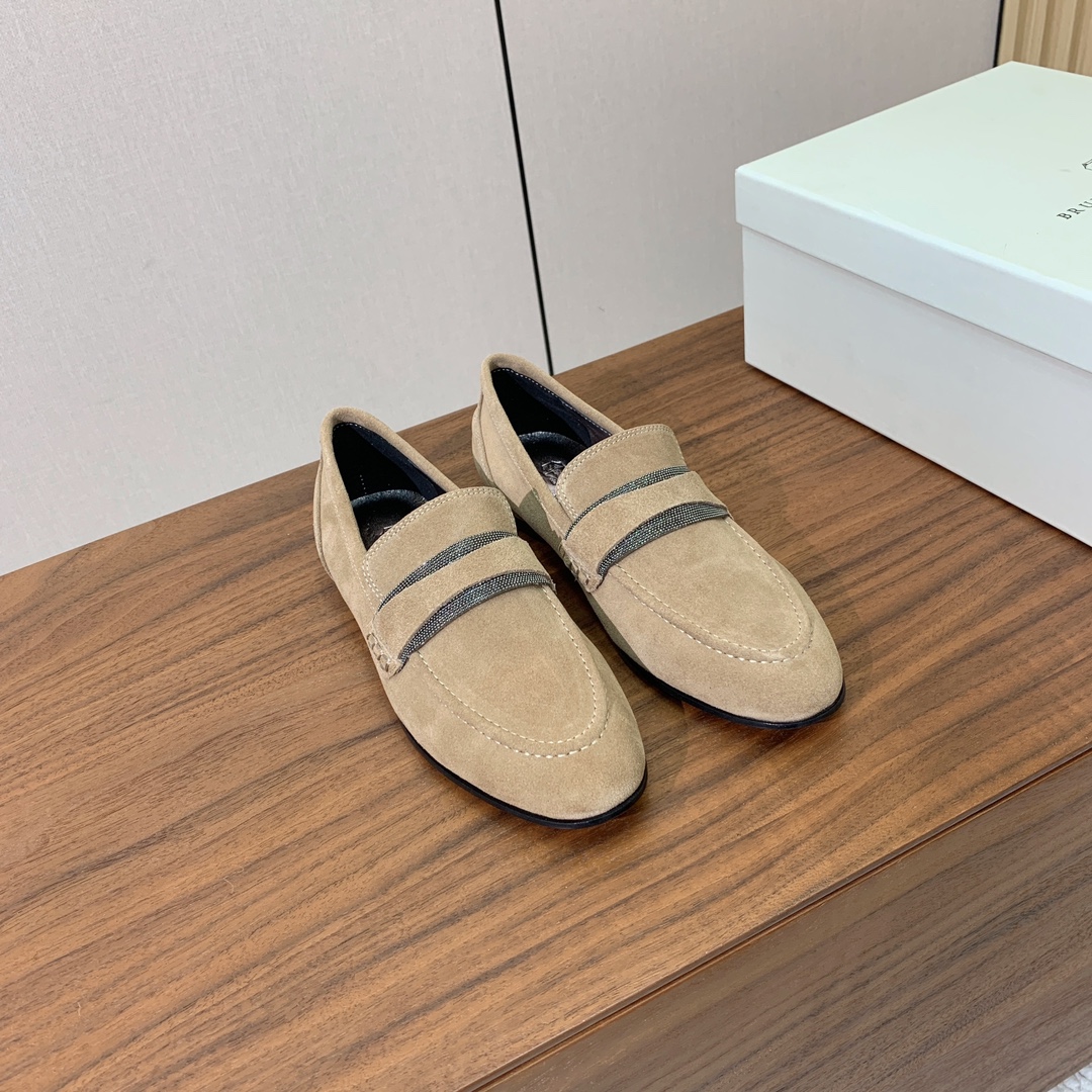 【Brunell* Cucinell*】新款乐福鞋。鞋面采用进口牛绒和牛皮。纯手工串联珠链配饰！羊皮内里