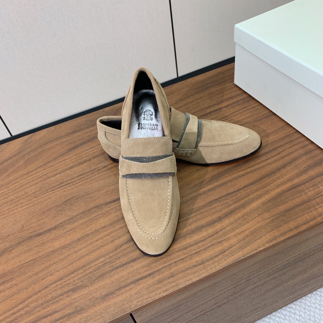 【Brunell* Cucinell*】新款乐福鞋。鞋面采用进口牛绒和牛皮。纯手工串联珠链配饰！羊皮内里
