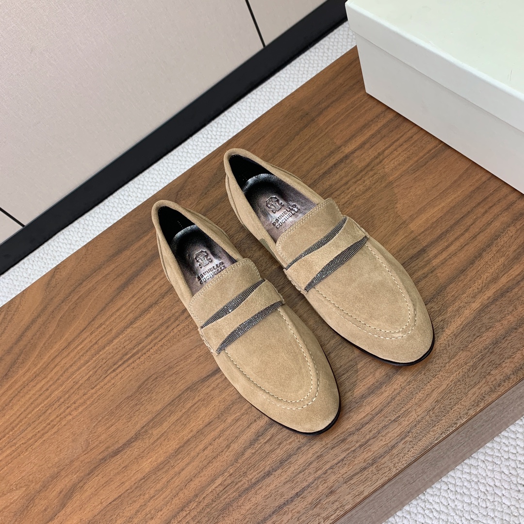 【Brunell* Cucinell*】新款乐福鞋。鞋面采用进口牛绒和牛皮。纯手工串联珠链配饰！羊皮内里