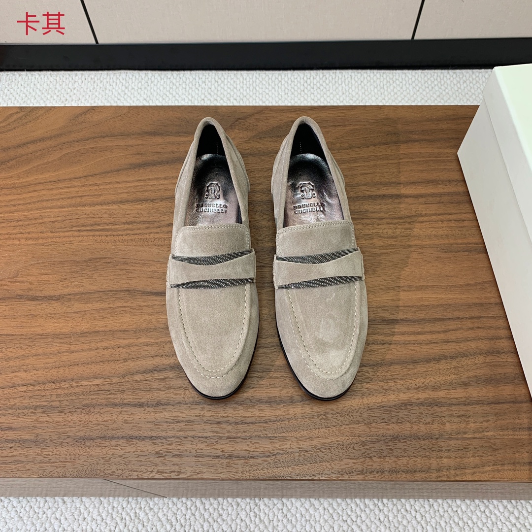 【Brunell* Cucinell*】新款乐福鞋。鞋面采用进口牛绒和牛皮。纯手工串联珠链配饰！羊皮内里