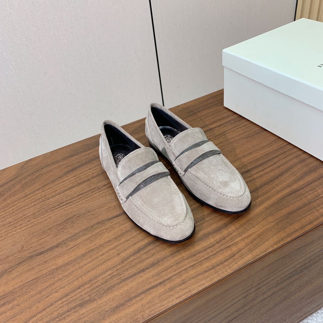 【Brunell* Cucinell*】新款乐福鞋。鞋面采用进口牛绒和牛皮。纯手工串联珠链配饰！羊皮内里