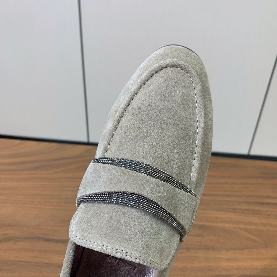 【Brunell* Cucinell*】新款乐福鞋。鞋面采用进口牛绒和牛皮。纯手工串联珠链配饰！羊皮内里