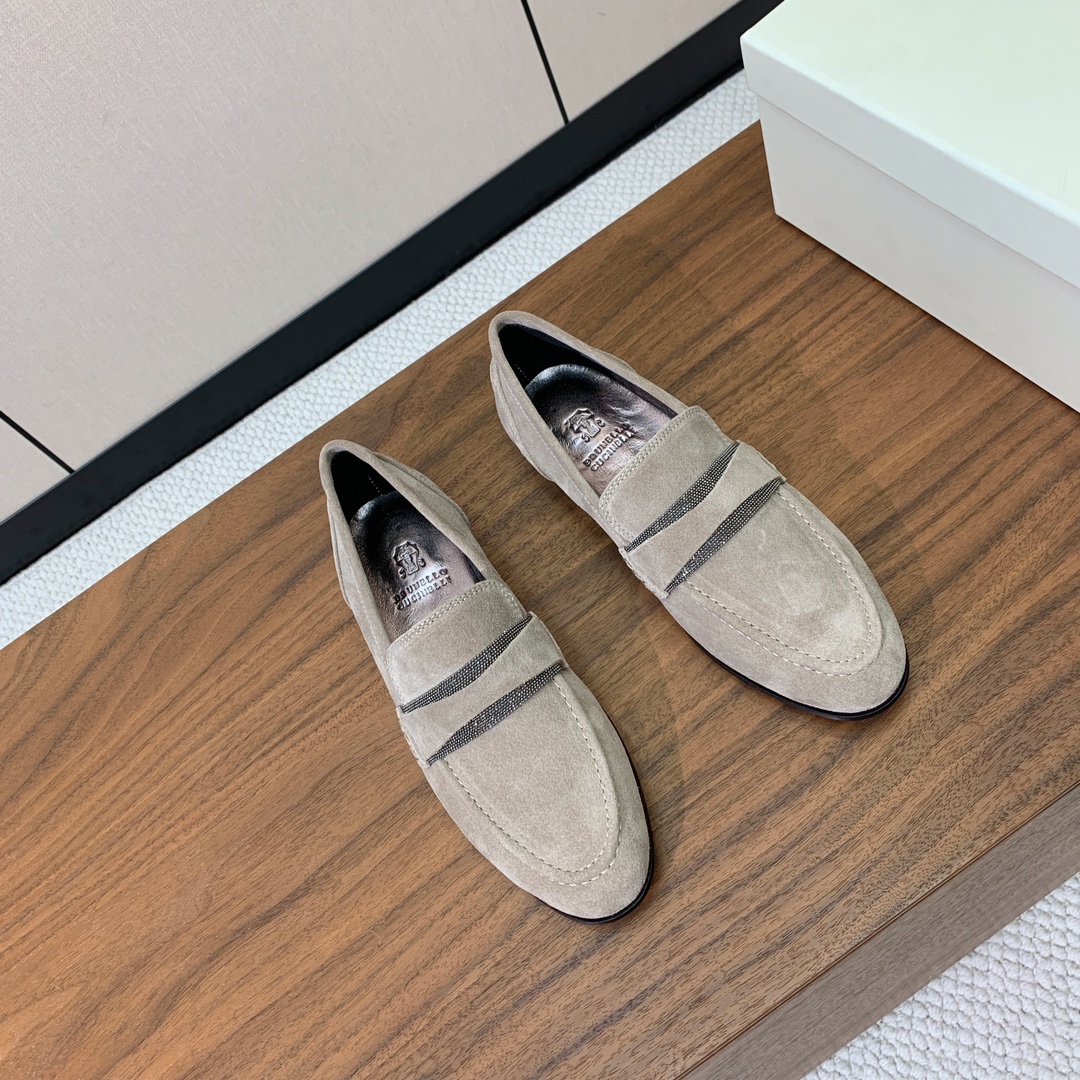 【Brunell* Cucinell*】新款乐福鞋。鞋面采用进口牛绒和牛皮。纯手工串联珠链配饰！羊皮内里