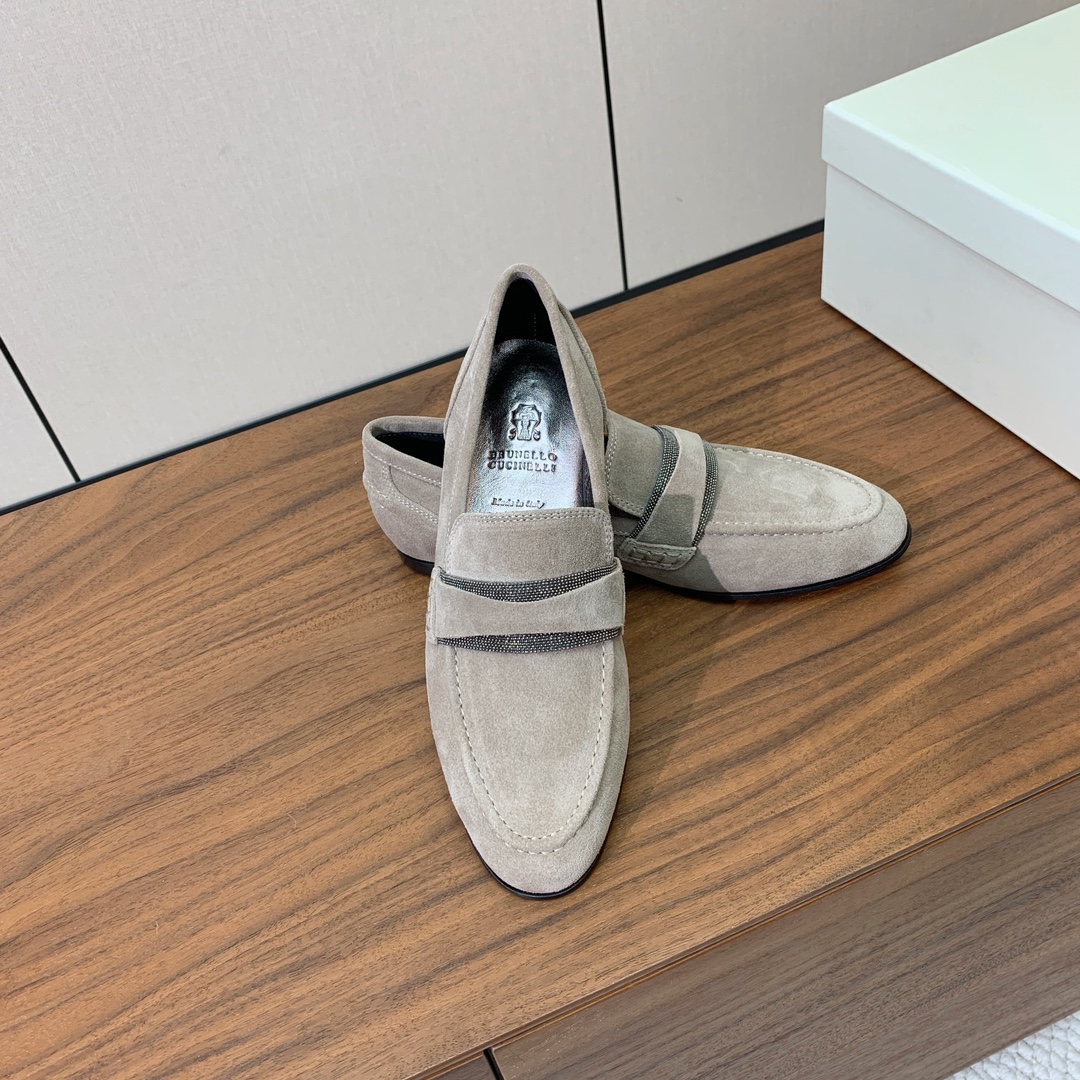 【Brunell* Cucinell*】新款乐福鞋。鞋面采用进口牛绒和牛皮。纯手工串联珠链配饰！羊皮内里
