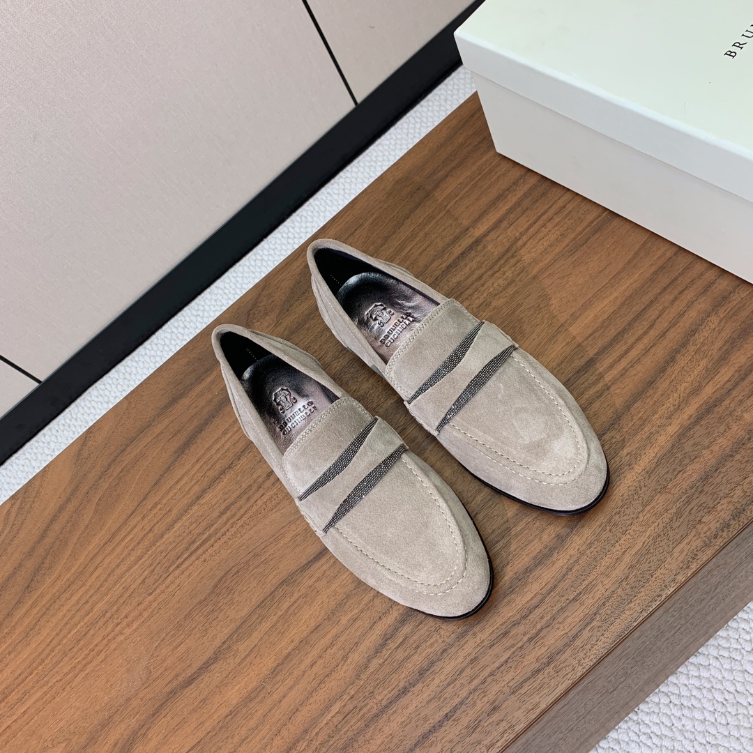 【Brunell* Cucinell*】新款乐福鞋。鞋面采用进口牛绒和牛皮。纯手工串联珠链配饰！羊皮内里