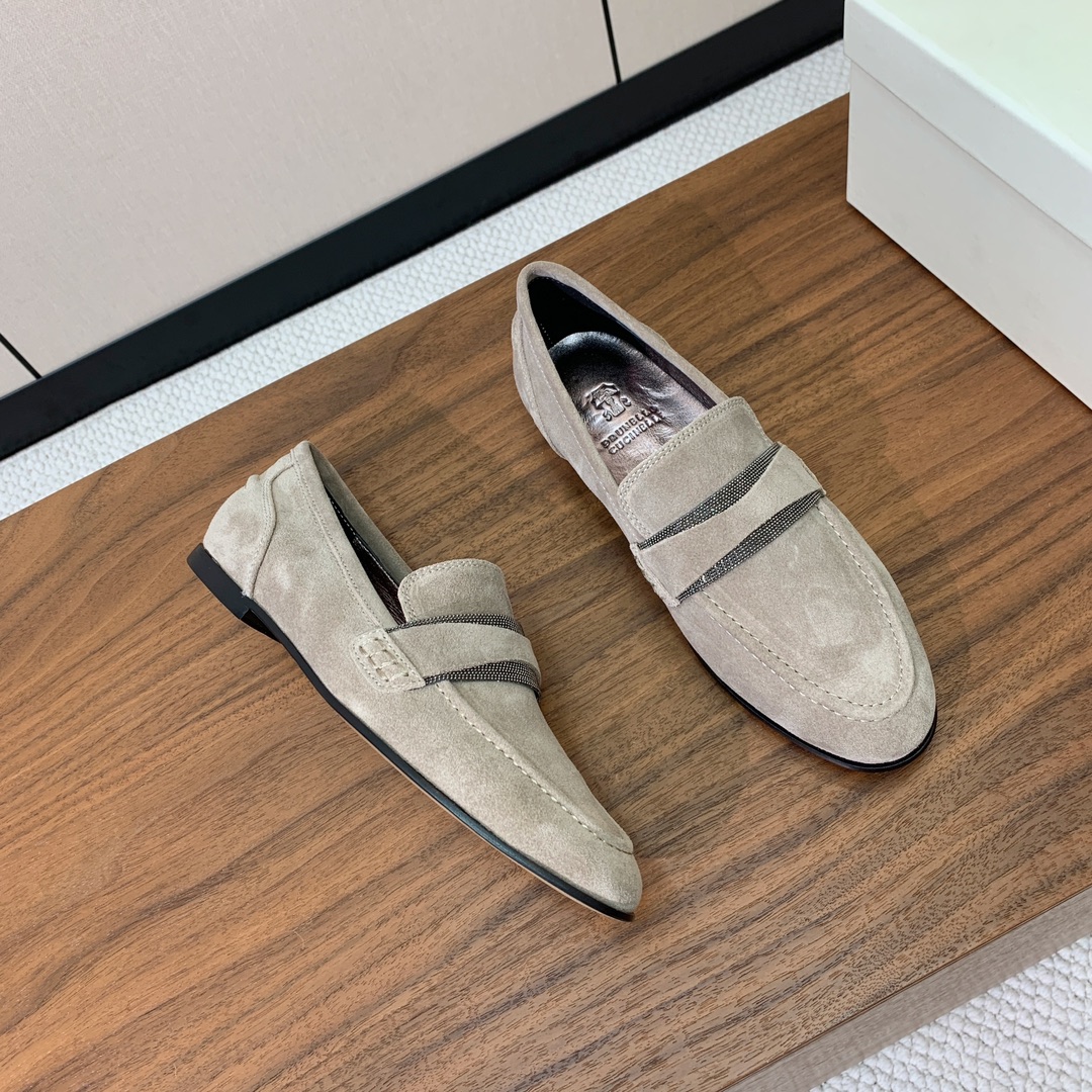 【Brunell* Cucinell*】新款乐福鞋。鞋面采用进口牛绒和牛皮。纯手工串联珠链配饰！羊皮内里