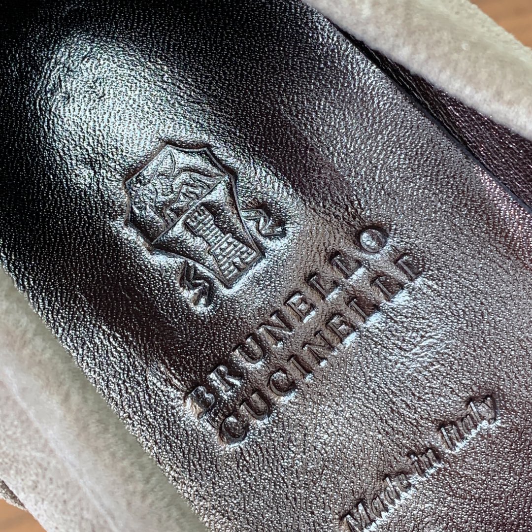 【Brunell* Cucinell*】新款乐福鞋。鞋面采用进口牛绒和牛皮。纯手工串联珠链配饰！羊皮内里