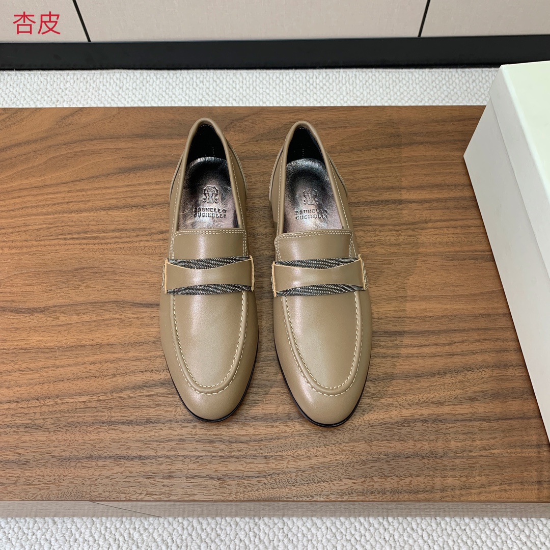 【Brunell* Cucinell*】新款乐福鞋。鞋面采用进口牛绒和牛皮。纯手工串联珠链配饰！羊皮内里