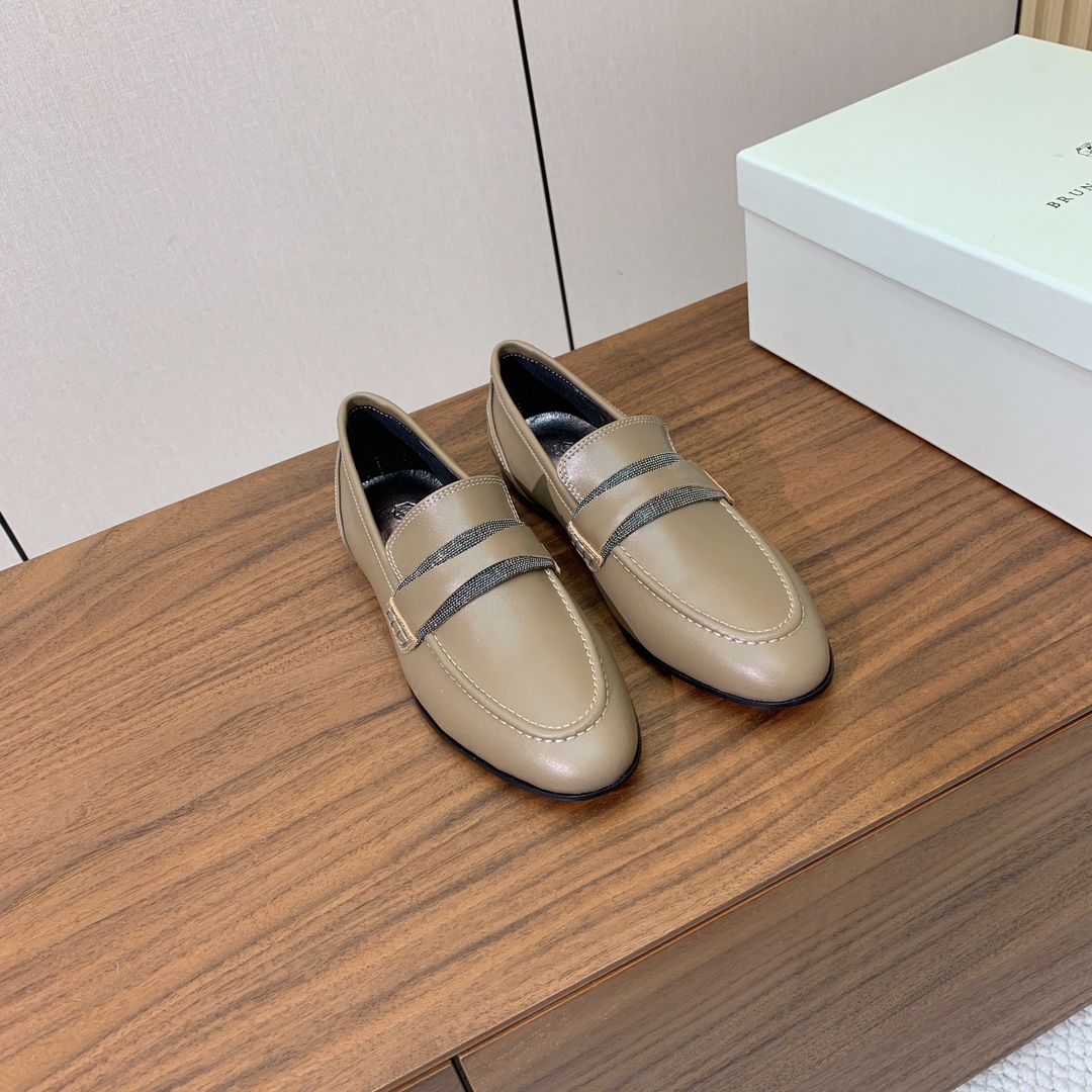 【Brunell* Cucinell*】新款乐福鞋。鞋面采用进口牛绒和牛皮。纯手工串联珠链配饰！羊皮内里