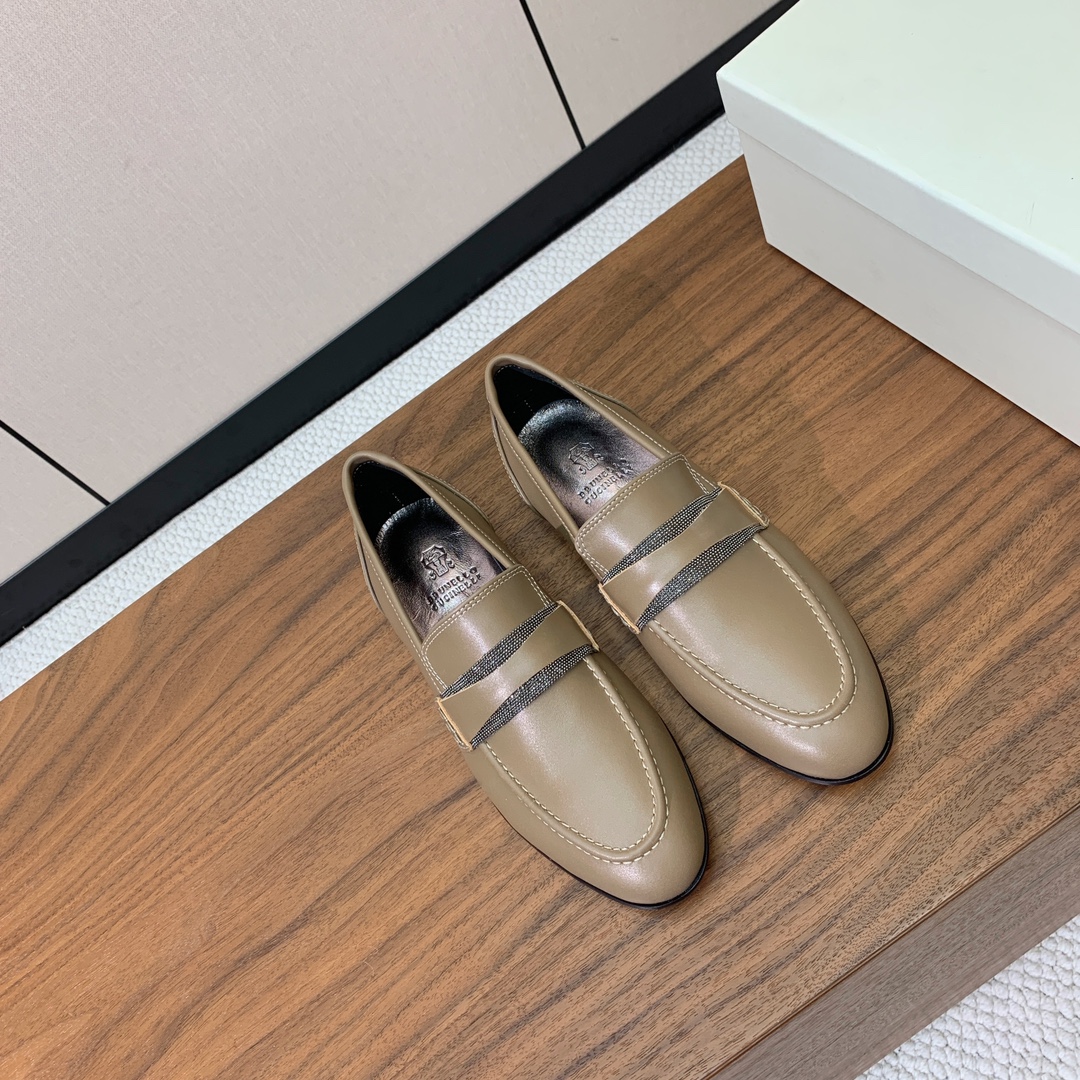 【Brunell* Cucinell*】新款乐福鞋。鞋面采用进口牛绒和牛皮。纯手工串联珠链配饰！羊皮内里