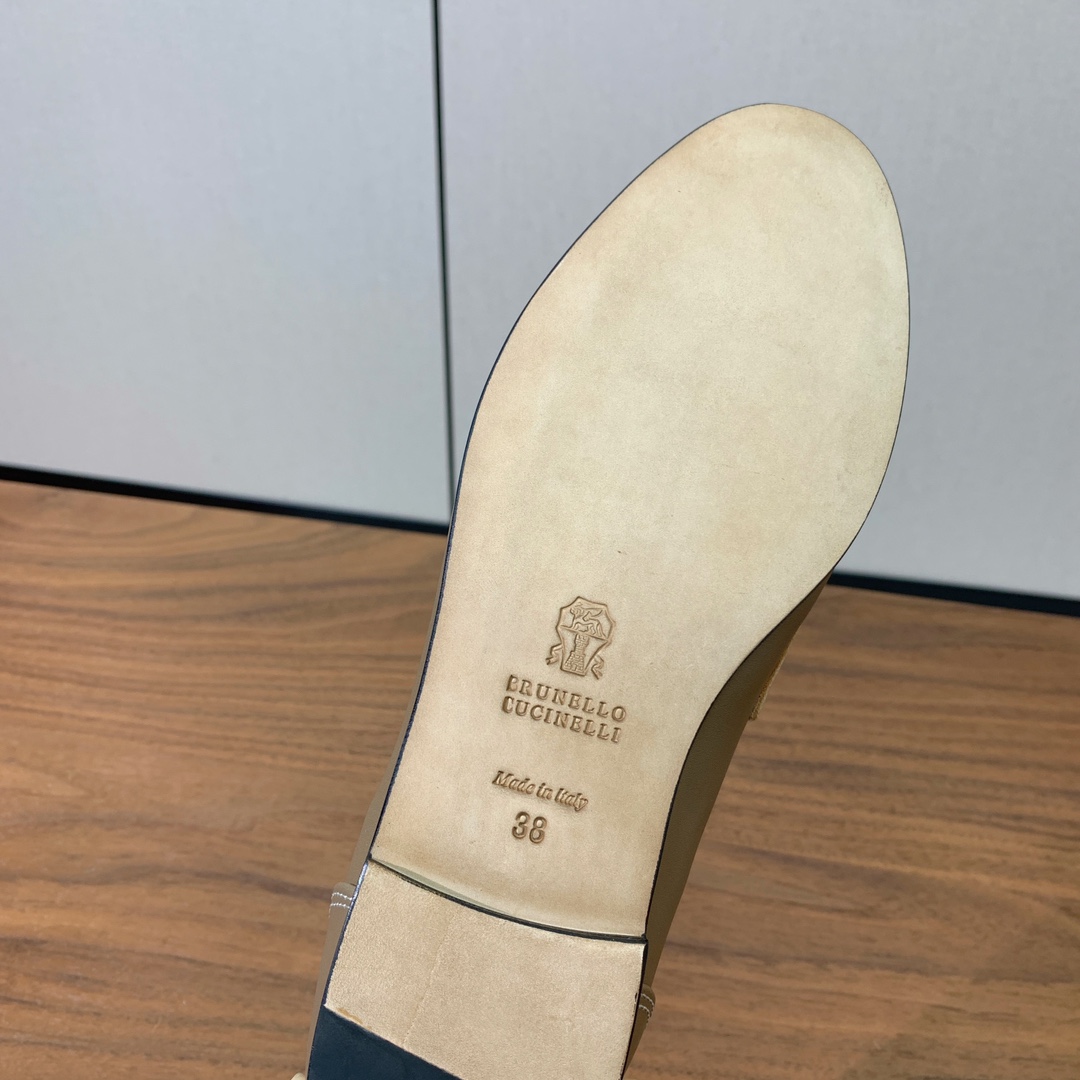 【Brunell* Cucinell*】新款乐福鞋。鞋面采用进口牛绒和牛皮。纯手工串联珠链配饰！羊皮内里