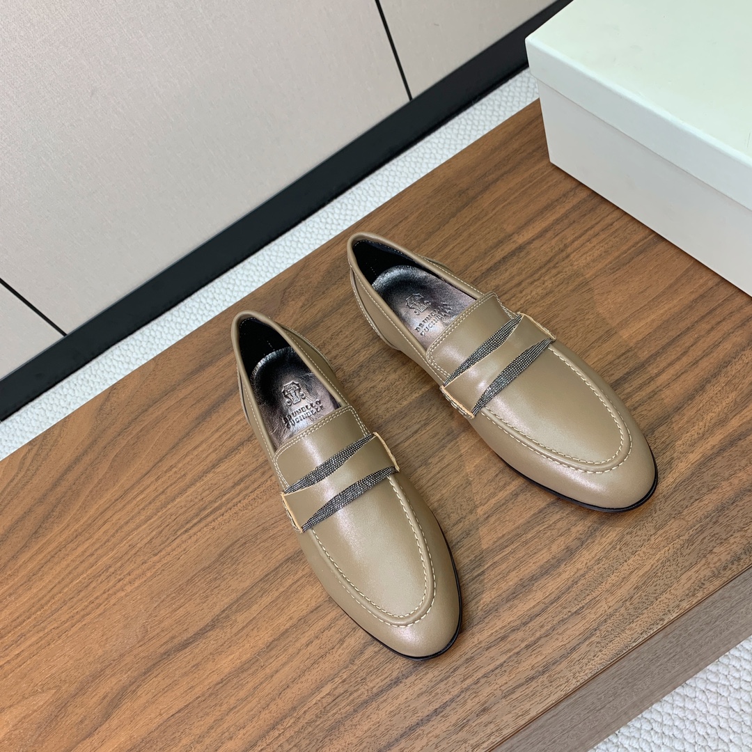 【Brunell* Cucinell*】新款乐福鞋。鞋面采用进口牛绒和牛皮。纯手工串联珠链配饰！羊皮内里
