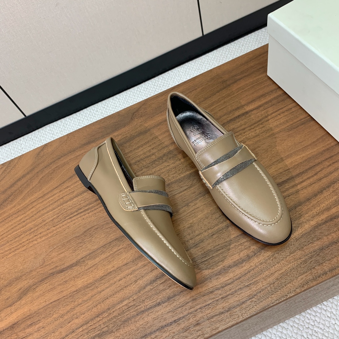 【Brunell* Cucinell*】新款乐福鞋。鞋面采用进口牛绒和牛皮。纯手工串联珠链配饰！羊皮内里