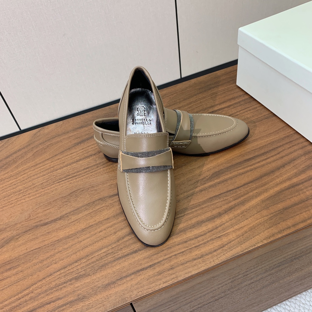 【Brunell* Cucinell*】新款乐福鞋。鞋面采用进口牛绒和牛皮。纯手工串联珠链配饰！羊皮内里