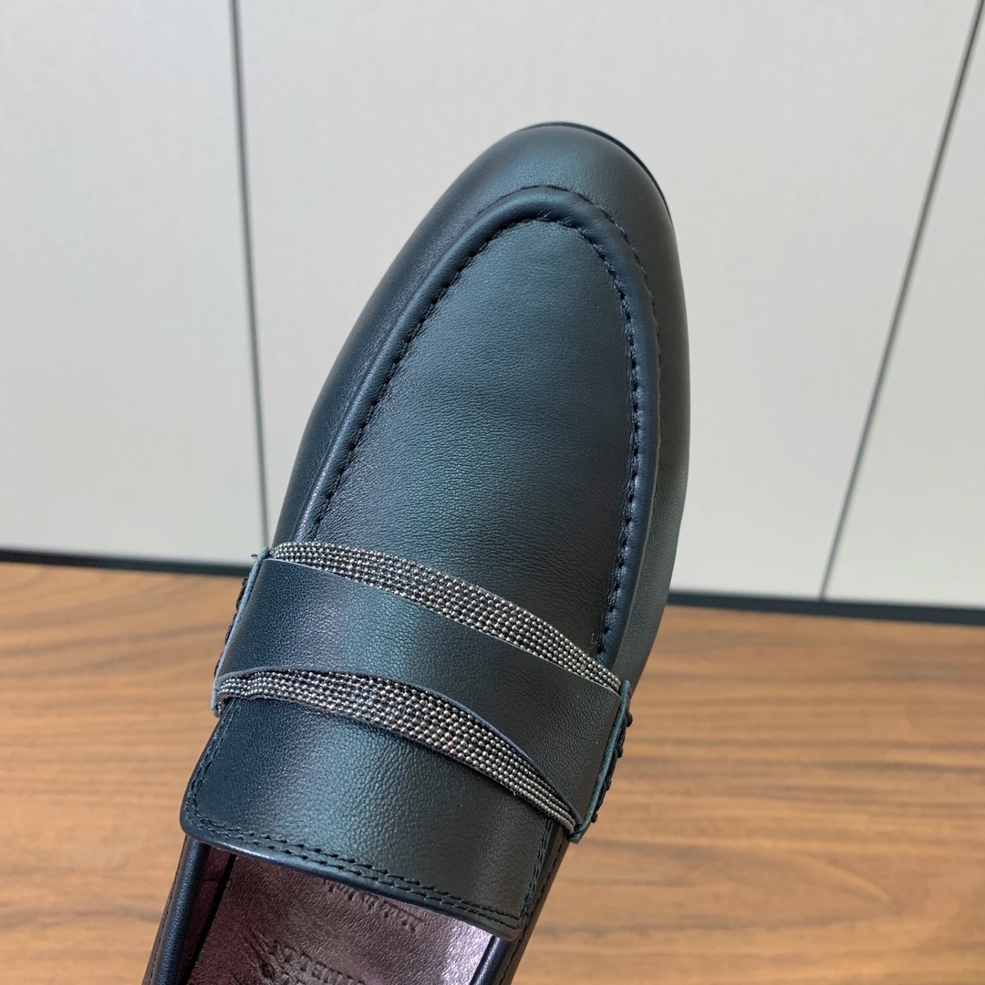 【Brunell* Cucinell*】新款乐福鞋。鞋面采用进口牛绒和牛皮。纯手工串联珠链配饰！羊皮内里