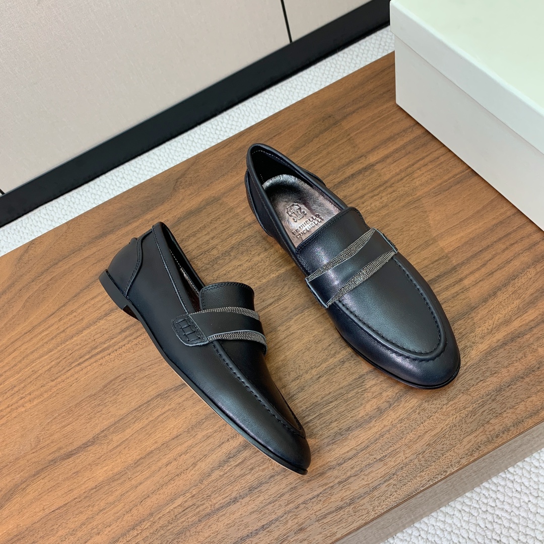 【Brunell* Cucinell*】新款乐福鞋。鞋面采用进口牛绒和牛皮。纯手工串联珠链配饰！羊皮内里