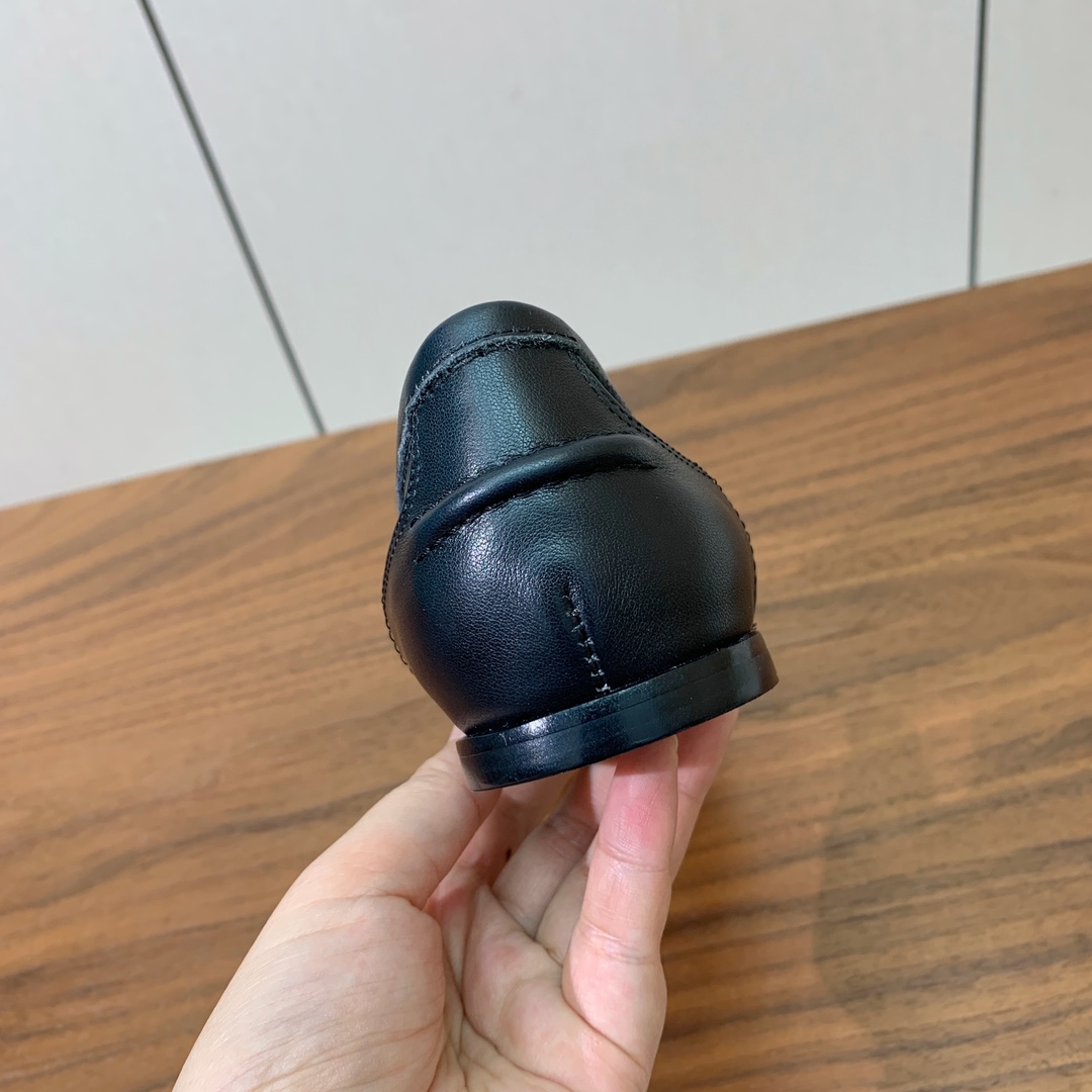 【Brunell* Cucinell*】新款乐福鞋。鞋面采用进口牛绒和牛皮。纯手工串联珠链配饰！羊皮内里