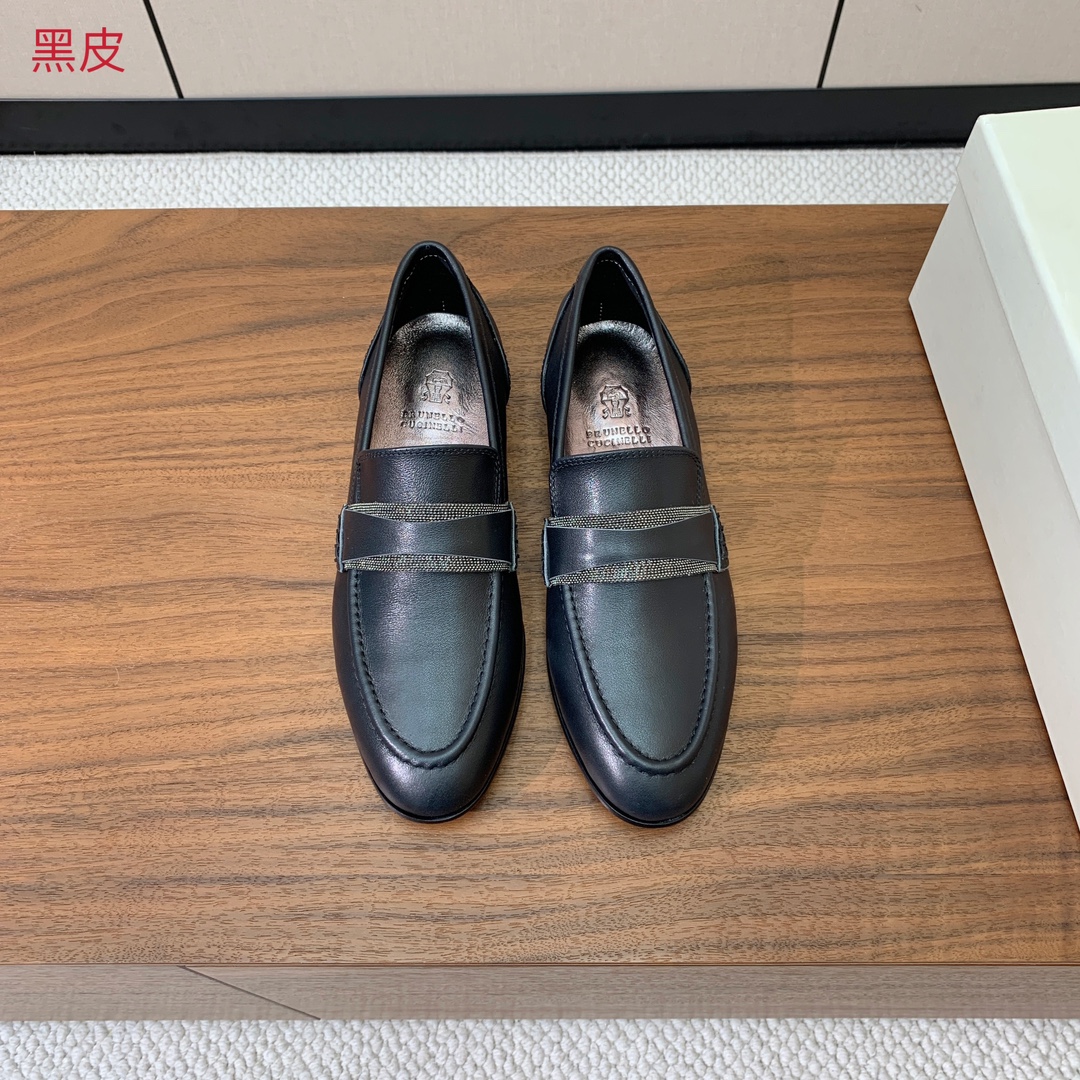 【Brunell* Cucinell*】新款乐福鞋。鞋面采用进口牛绒和牛皮。纯手工串联珠链配饰！羊皮内里