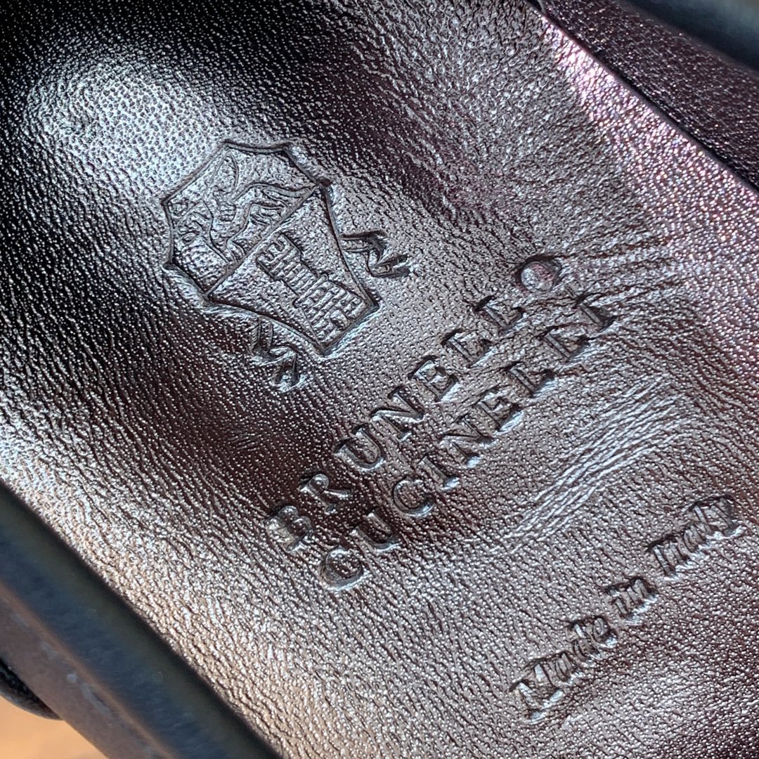 【Brunell* Cucinell*】新款乐福鞋。鞋面采用进口牛绒和牛皮。纯手工串联珠链配饰！羊皮内里