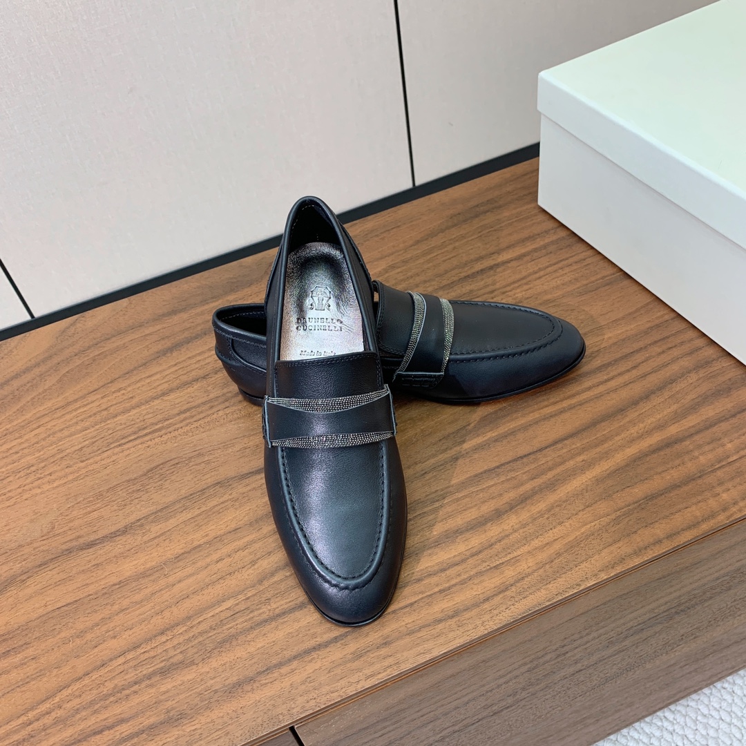 【Brunell* Cucinell*】新款乐福鞋。鞋面采用进口牛绒和牛皮。纯手工串联珠链配饰！羊皮内里