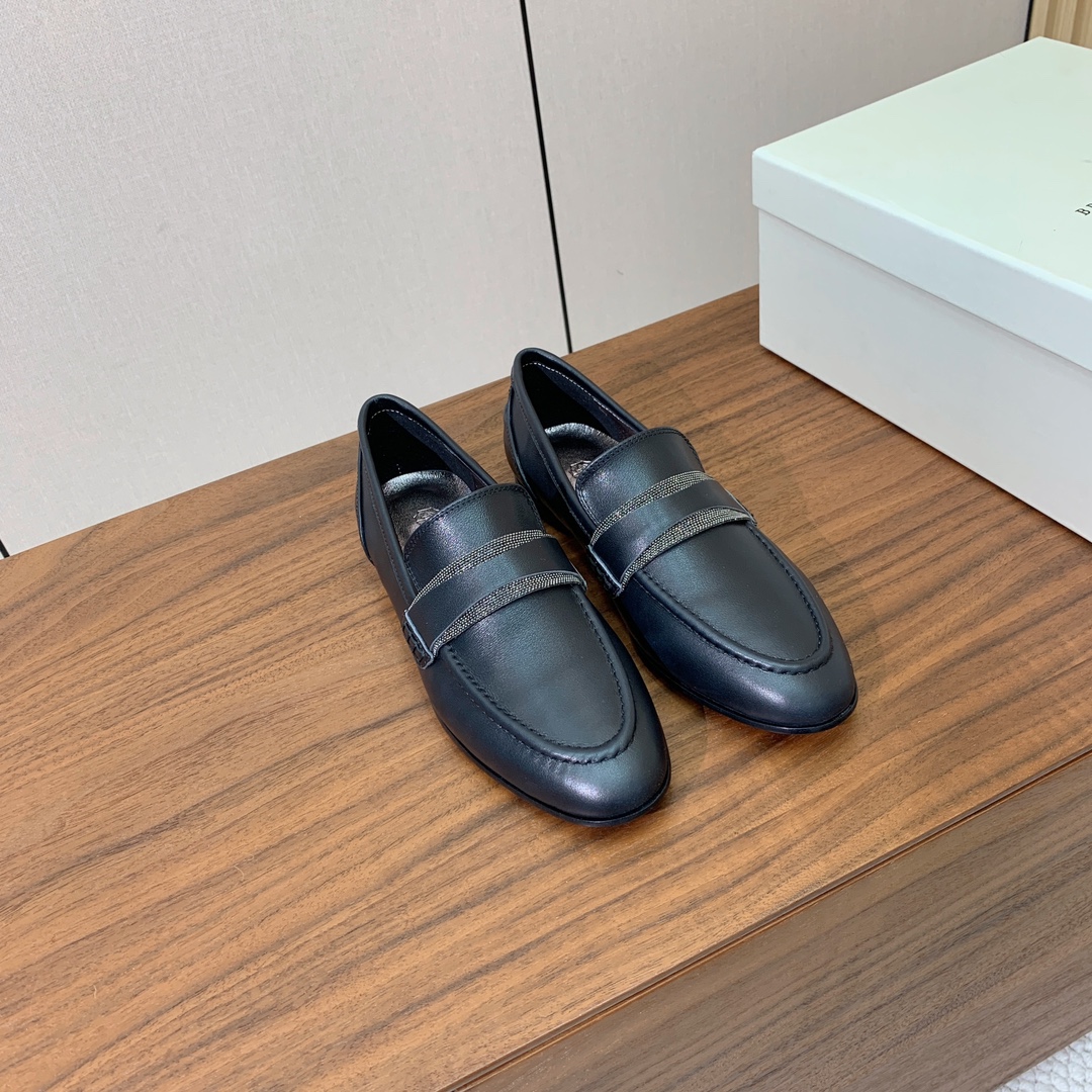 【Brunell* Cucinell*】新款乐福鞋。鞋面采用进口牛绒和牛皮。纯手工串联珠链配饰！羊皮内里