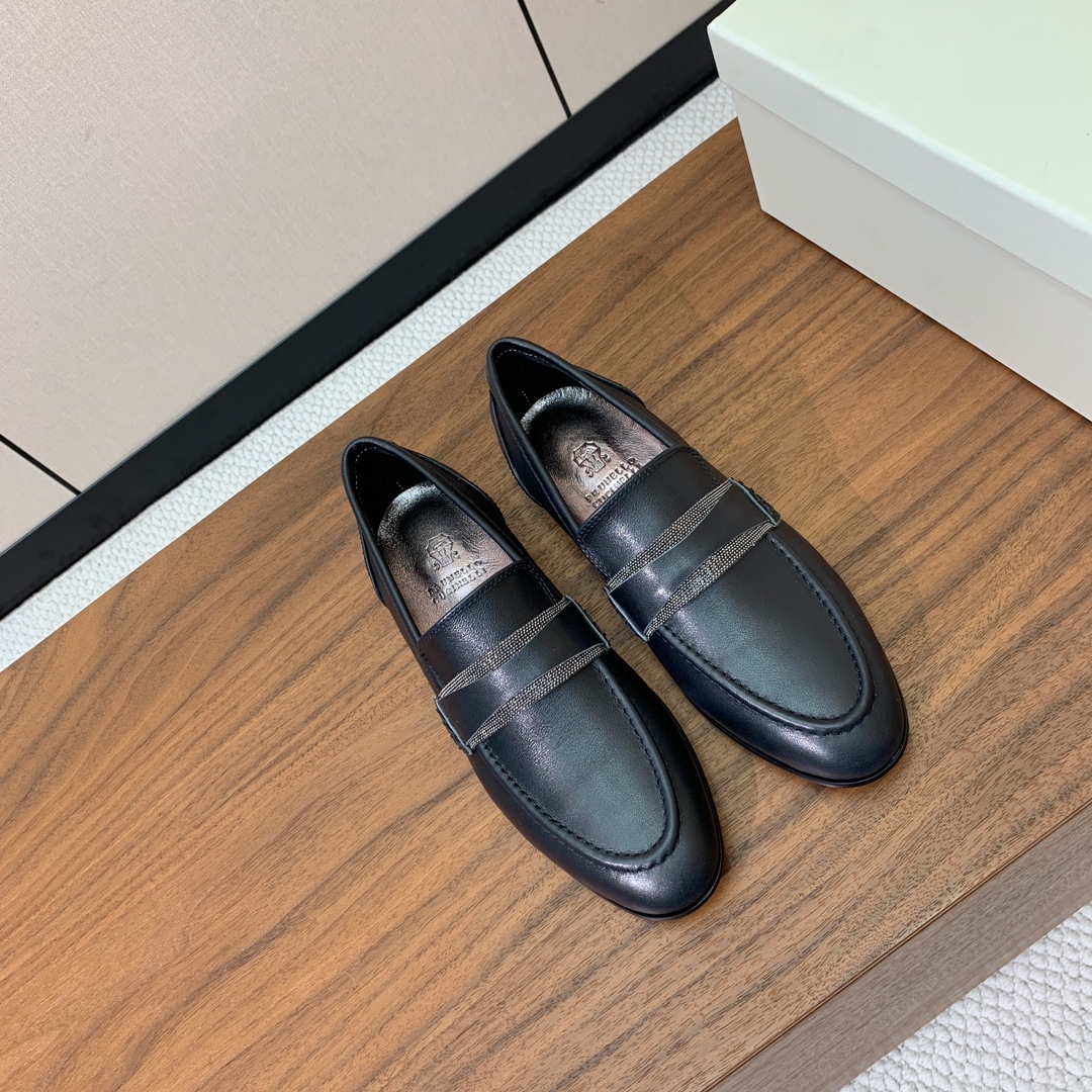 【Brunell* Cucinell*】新款乐福鞋。鞋面采用进口牛绒和牛皮。纯手工串联珠链配饰！羊皮内里