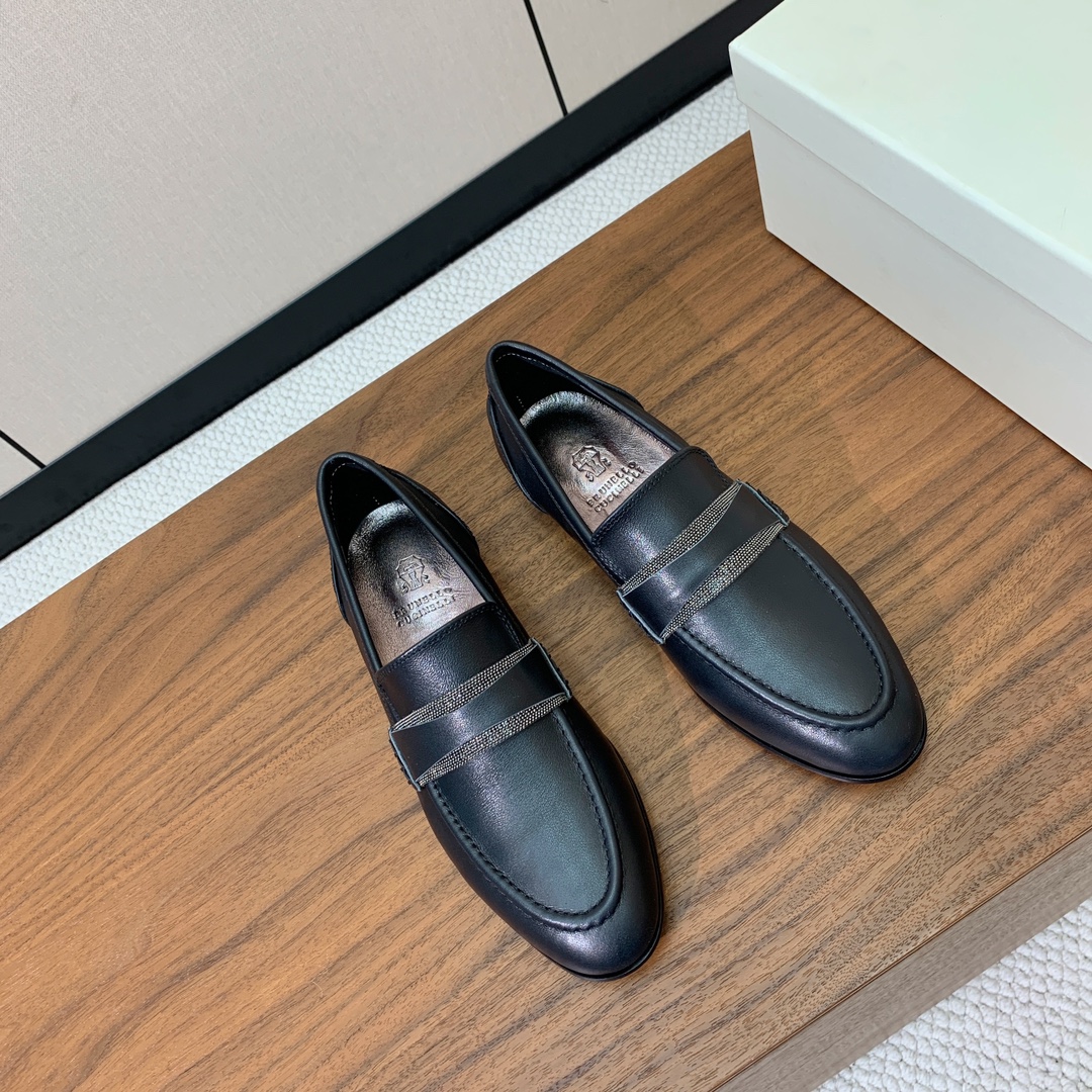 【Brunell* Cucinell*】新款乐福鞋。鞋面采用进口牛绒和牛皮。纯手工串联珠链配饰！羊皮内里
