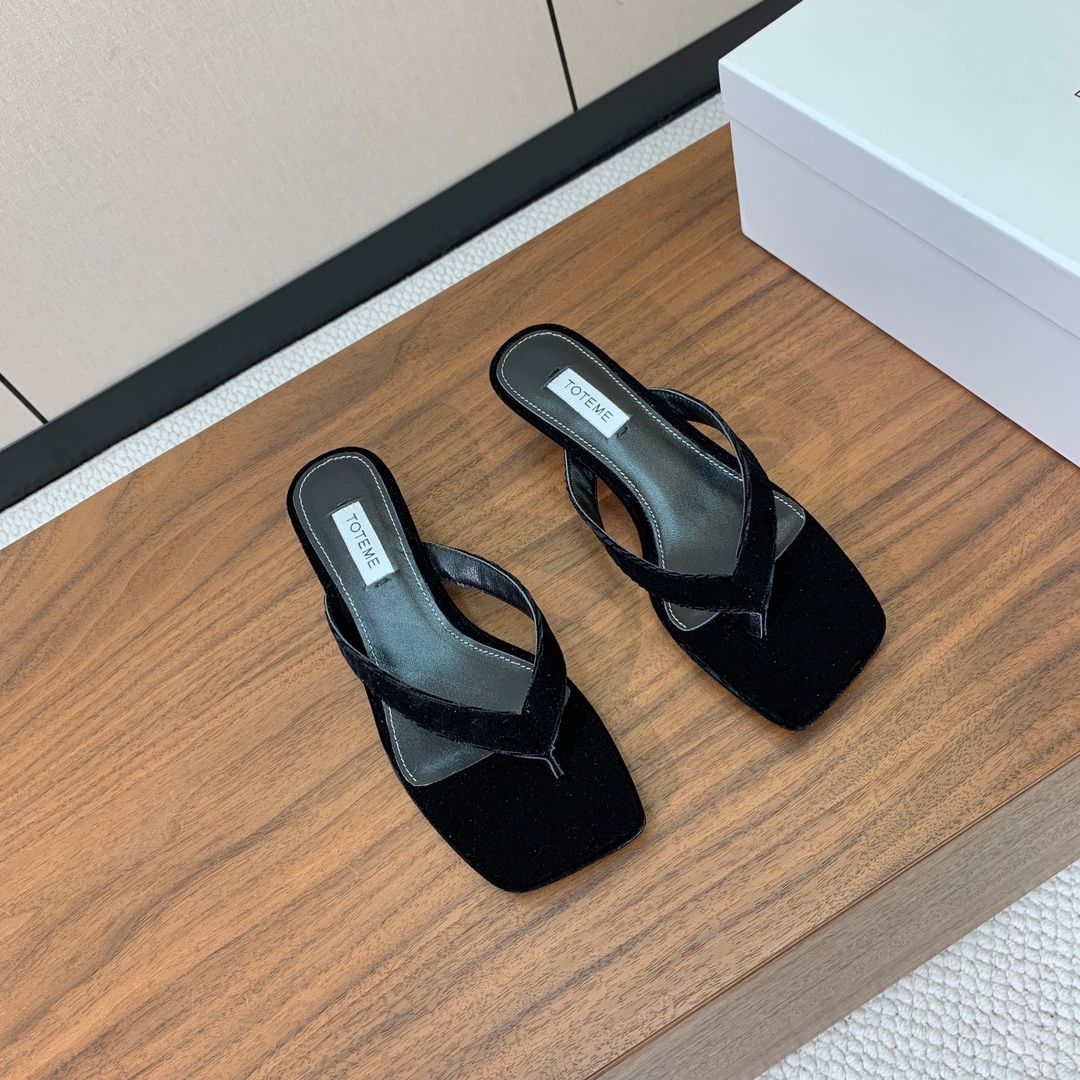 【toteme】小猫跟夹脚拖。将法式优雅进行到底，今年再来一双夹脚拖这个夏天就齐活了！鞋面天鹅绒、牛皮。