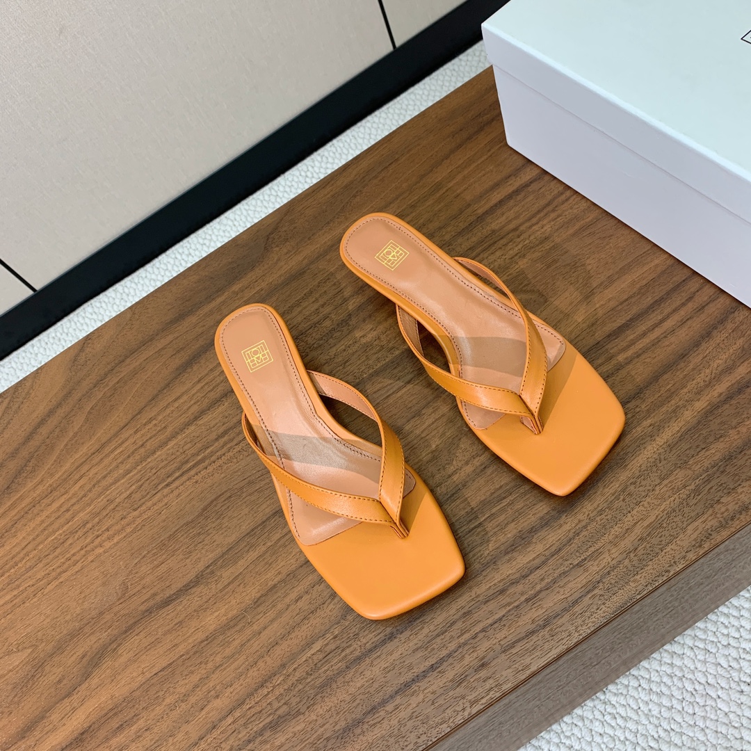 【toteme】小猫跟夹脚拖。将法式优雅进行到底，今年再来一双夹脚拖这个夏天就齐活了！鞋面天鹅绒、牛皮。