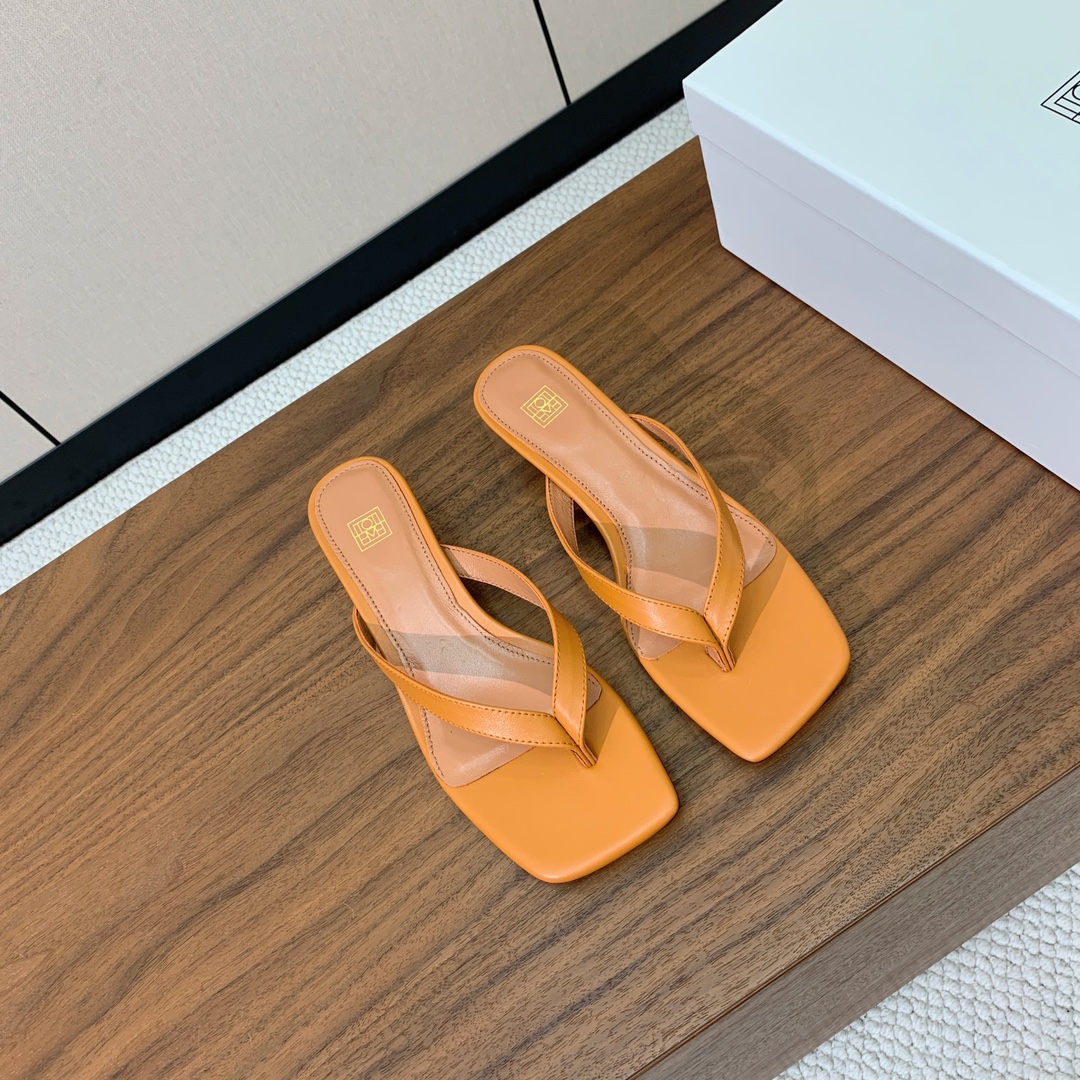 【toteme】小猫跟夹脚拖。将法式优雅进行到底，今年再来一双夹脚拖这个夏天就齐活了！鞋面天鹅绒、牛皮。