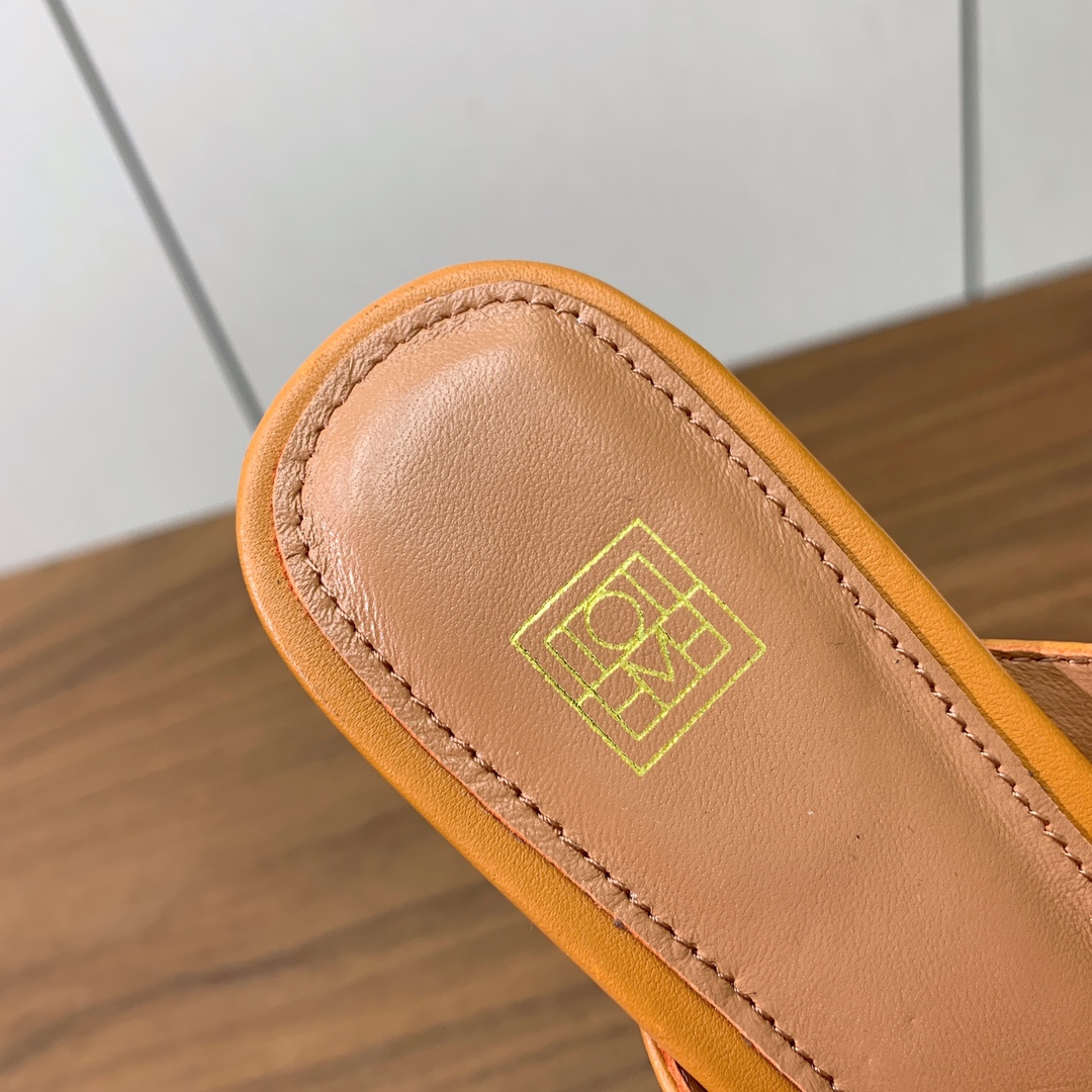 【toteme】小猫跟夹脚拖。将法式优雅进行到底，今年再来一双夹脚拖这个夏天就齐活了！鞋面天鹅绒、牛皮。