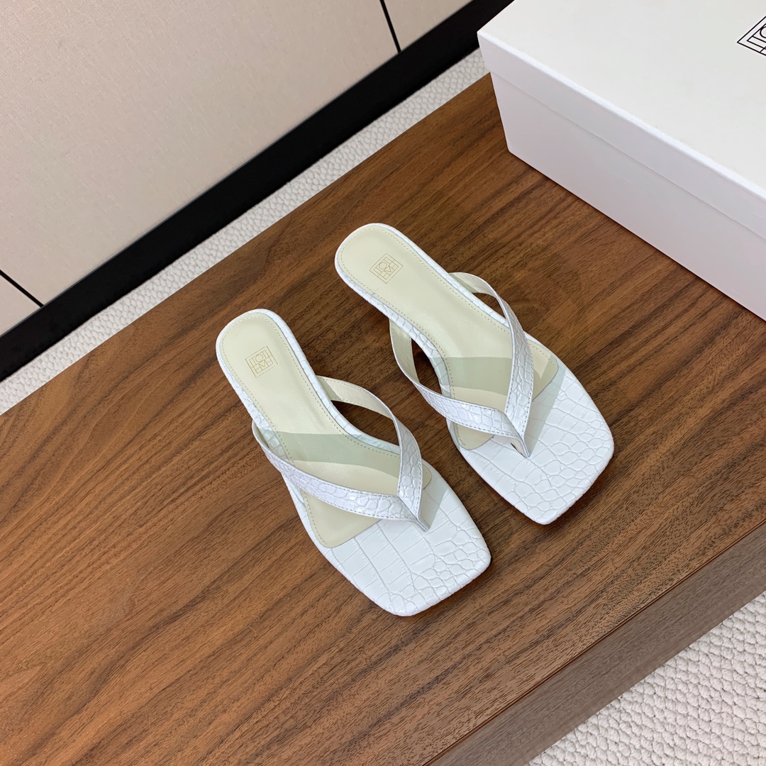 【toteme】小猫跟夹脚拖。将法式优雅进行到底，今年再来一双夹脚拖这个夏天就齐活了！鞋面天鹅绒、牛皮。