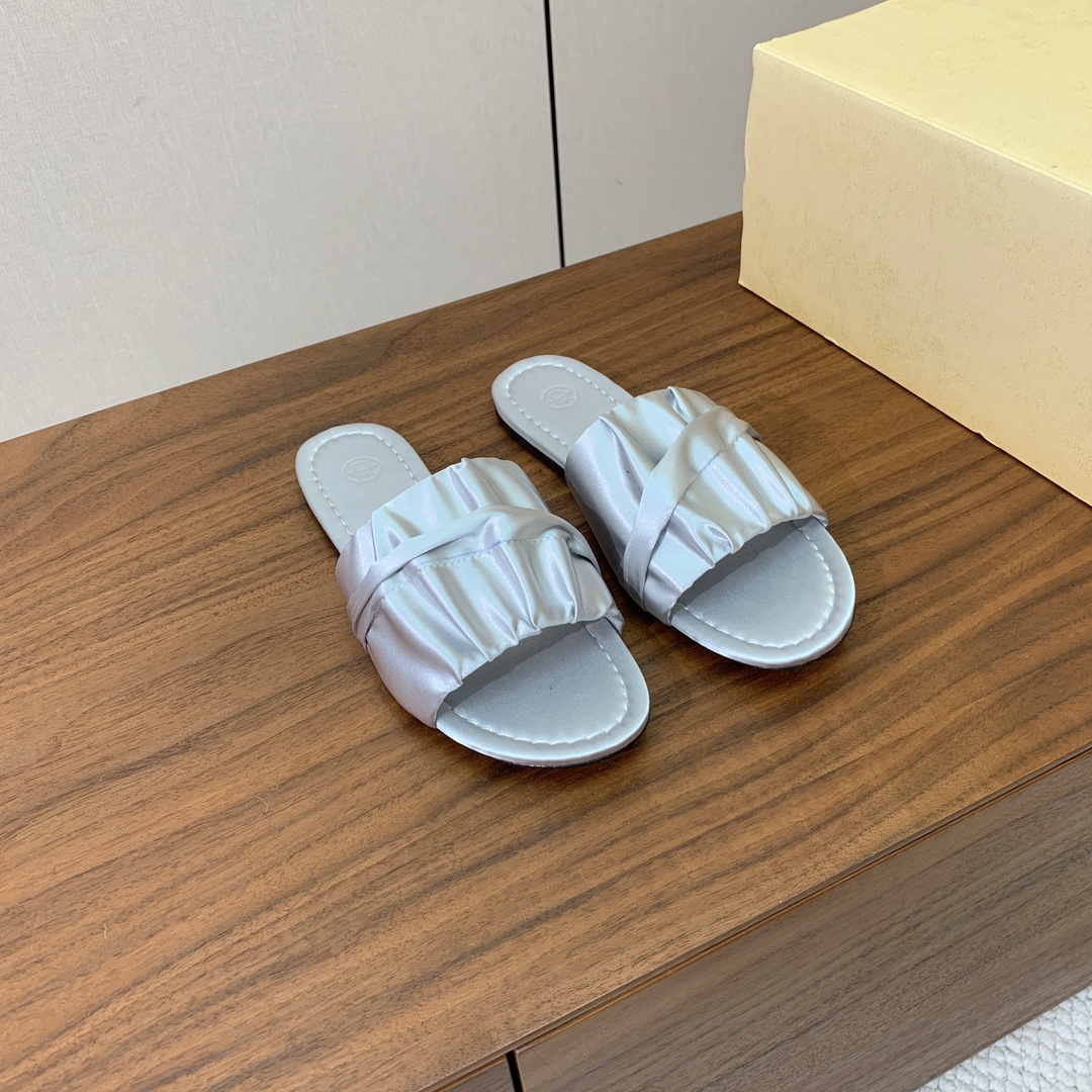 【The row】褶皱真丝拖鞋。真丝鞋面，注塑真皮大底。
码数：35-41（40、41定制不退换）

